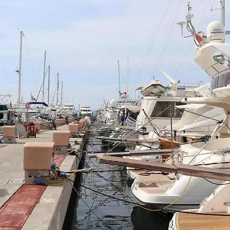 Kadevi - Centralissimo, Vicino Al Mare, Garage Sempre Disponibile, Bici Ad Uso Gratuito- Apartment *
